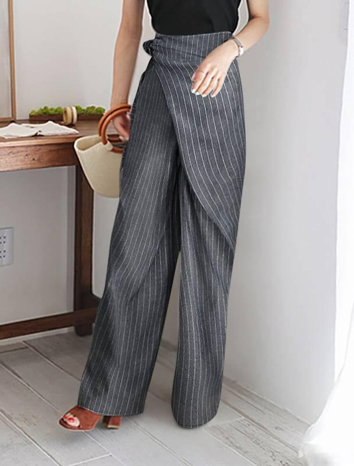 Spodnie z kopertowym wiązaniem na biodrach i szerokimi nogawkami Edwina-Spodnie Szorty Spódnice-Evoranow