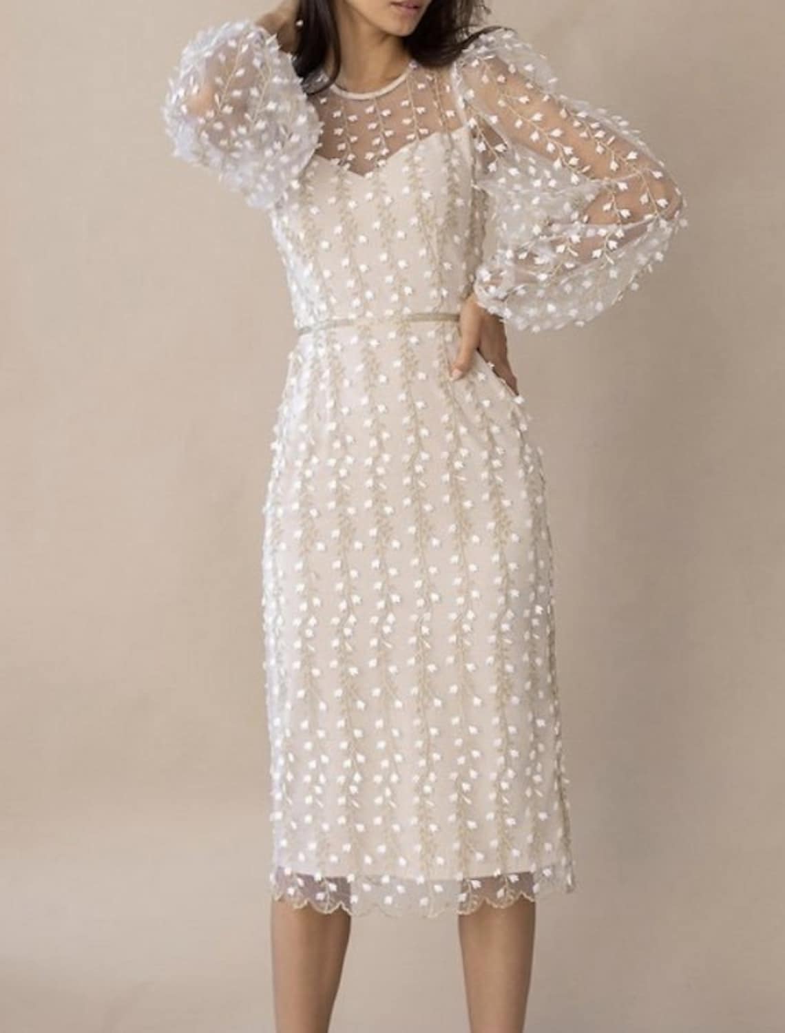 Sukienka midi dopasowana z bufiastymi i transparentnymi rękawami Aldina-Sukienki-Evoranow